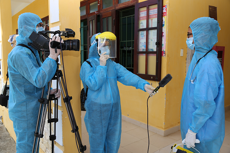 Những nhà báo áo lính trong đại dịch Covid-19